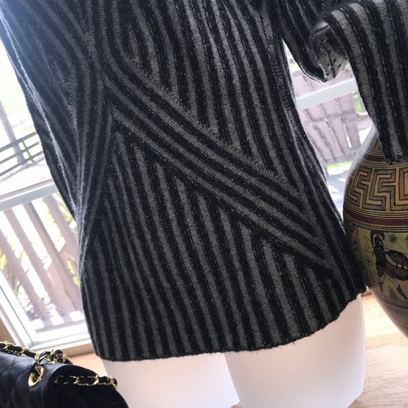 Beautiful Cashmere sweater black and gray size small - Picture 5 of 8